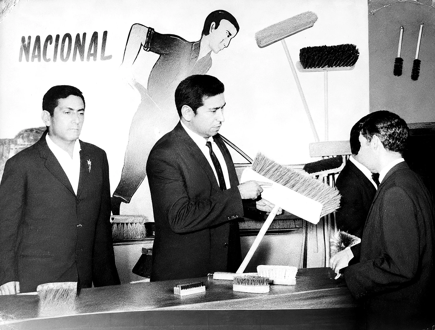 Fotografía histórica familiar retocada, demostración de cepillos industriales